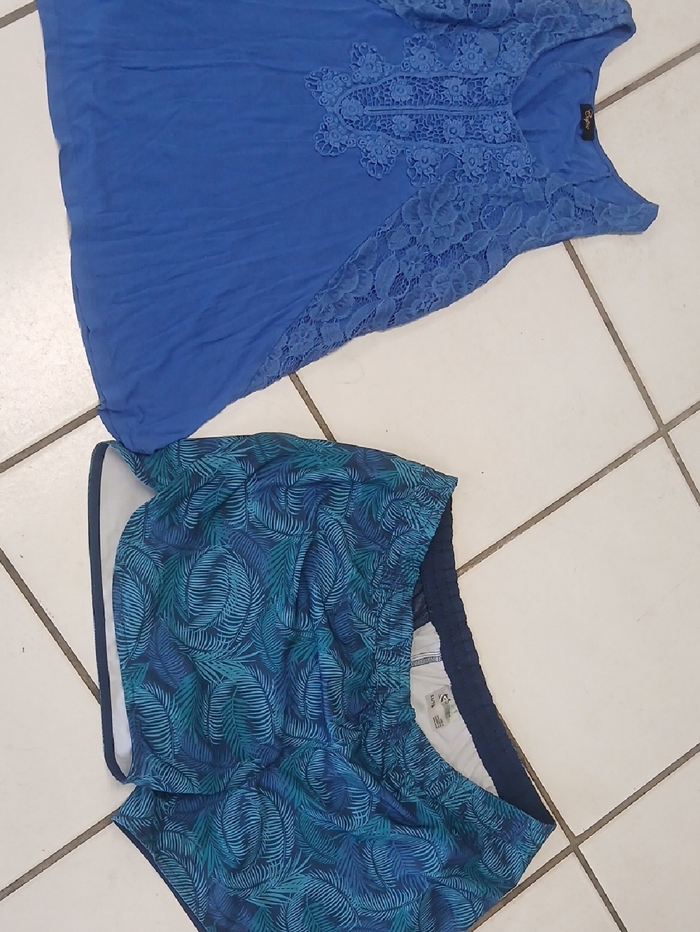 Tulip Hem Palm Leaf Pattern Shorts And Free Blue Lace-Trim Crewneck Tank Top